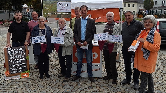 Aktive der ÖDP Mainburg, der KAB und der BI Rudelzhausen um ÖDP-Bundestagsdierektkandidat Stefan Zellner in der Mitte